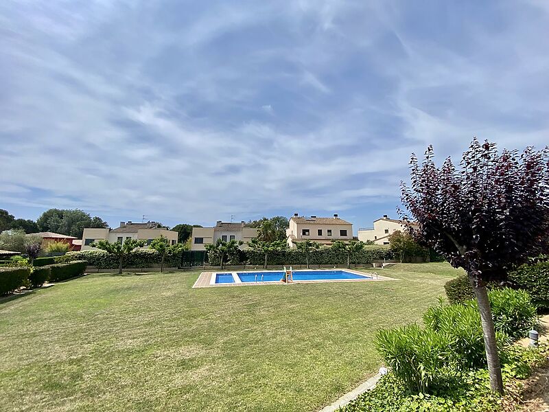 Casa adosada en Palamós, con piscina comunitaria,  zona tranquila y pocos pasos de todos los servicios