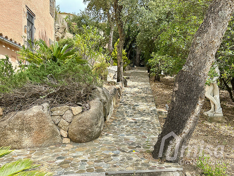 Maison impressionnante avec grand terrain et vues spectaculaires dans un emplacement très calme près de Calonge