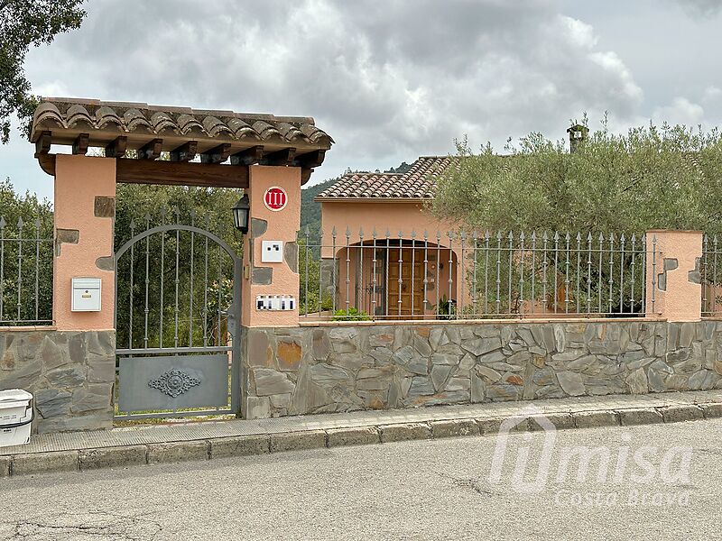 Casa impressionant amb gran parcel·la i vistes espectaculars en ubicació molt tranquil·la a prop de Calonge