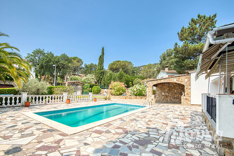 Encantador xalet amb piscina a a prop del mar i el golf a Calonge, Costa Brava