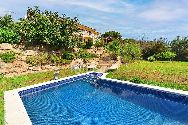Fantastique propriété près de Calonge, avec de belles vues sur la mer et la ville, jardin et grande piscine. Idéal pour 2 familles.