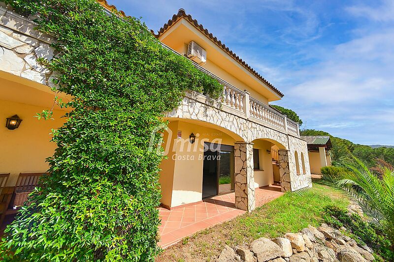 Fantástica propiedad cercana a Calonge, con bonitas vistas al mar y pueblo, jardín y gran piscina. Ideal para 2 familias.