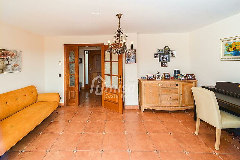 Fantastic property near Calonge, with beautiful views of the sea and town, garden and large pool. Ideal for 2 families.