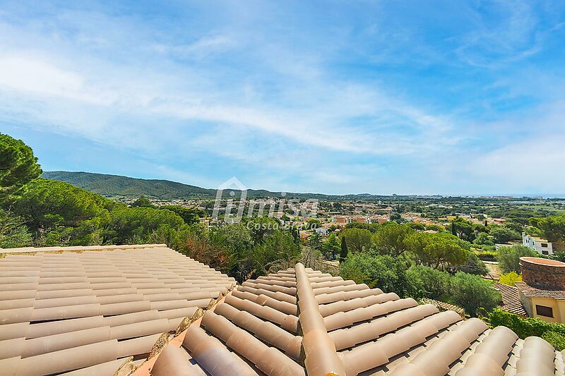 Fantástica propiedad cercana a Calonge, con bonitas vistas al mar y pueblo, jardín y gran piscina. Ideal para 2 familias.