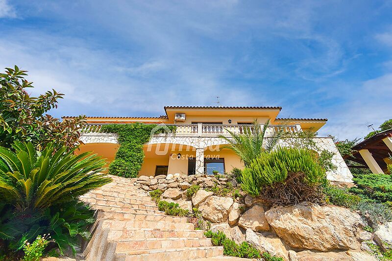 Fantástica propiedad cercana a Calonge, con bonitas vistas al mar y pueblo, jardín y gran piscina. Ideal para 2 familias.