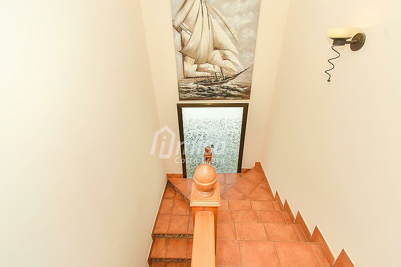 Fantastic property near Calonge, with beautiful views of the sea and town, garden and large pool. Ideal for 2 families.