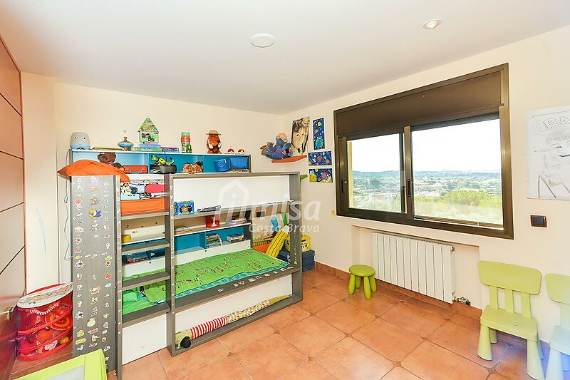Fantastic property near Calonge, with beautiful views of the sea and town, garden and large pool. Ideal for 2 families.