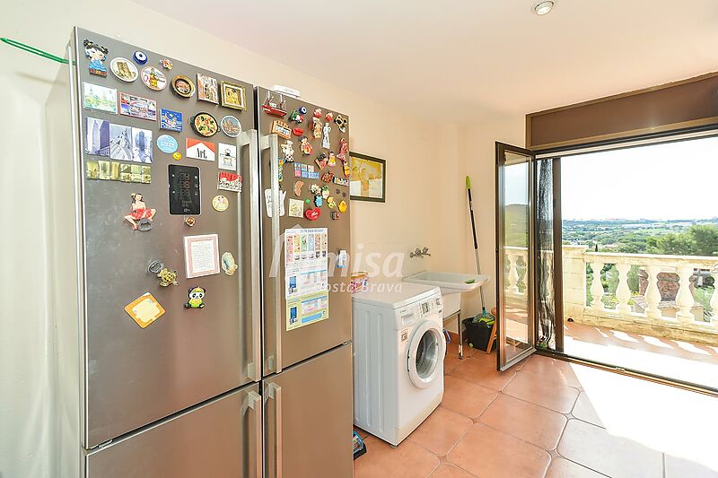 Fantastic property near Calonge, with beautiful views of the sea and town, garden and large pool. Ideal for 2 families.