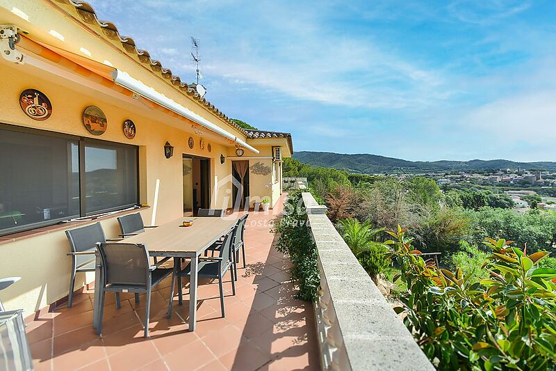 Fantastic property near Calonge, with beautiful views of the sea and town, garden and large pool. Ideal for 2 families.