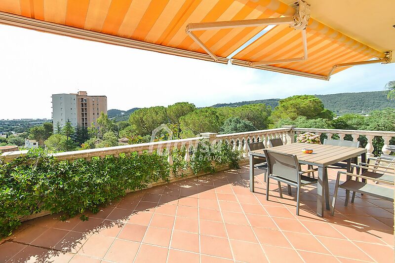 Fantastique propriété près de Calonge, avec de belles vues sur la mer et la ville, jardin et grande piscine. Idéal pour 2 familles.