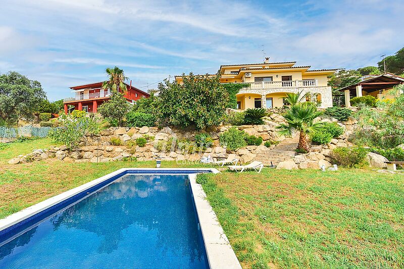 Fantastique propriété près de Calonge, avec de belles vues sur la mer et la ville, jardin et grande piscine. Idéal pour 2 familles.
