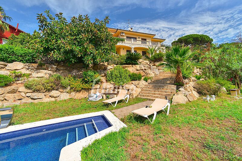 Fantastique propriété près de Calonge, avec de belles vues sur la mer et la ville, jardin et grande piscine. Idéal pour 2 familles.