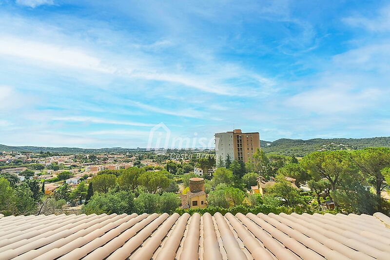 Fantástica propiedad cercana a Calonge, con bonitas vistas al mar y pueblo, jardín y gran piscina. Ideal para 2 familias.