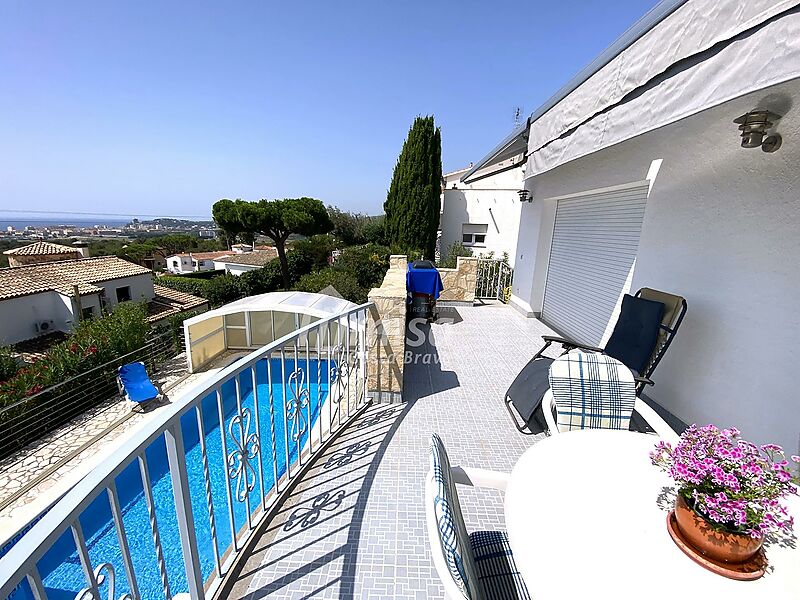 Fantástica propiedad con vistas panorámicas al mar y a la montaña y piscina frande 5x10