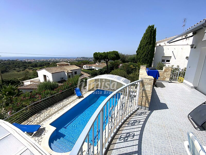 Fantàstica propietat amb vistes panoràmiques al mar ia la muntanya i piscina gran 5x10