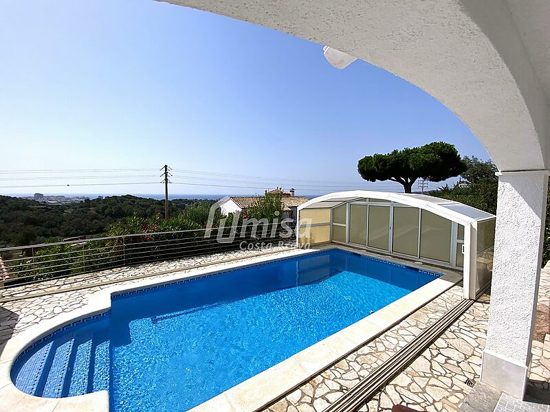 Fantástica propiedad con vistas panorámicas al mar y a la montaña y piscina frande 5x10