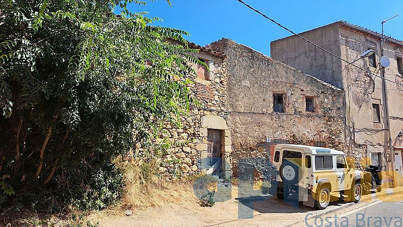 A ruin with excellent potential in the centre of Calonge