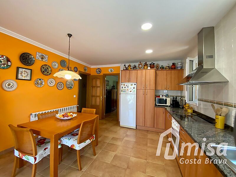 Charming Single-Family Home Perfect for Year-Round Living in Mas Barceló Estate 5 Minutes from the Centre