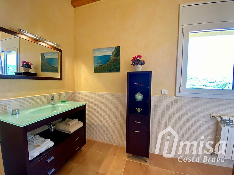 Charming Single-Family Home Perfect for Year-Round Living in Mas Barceló Estate 5 Minutes from the Centre