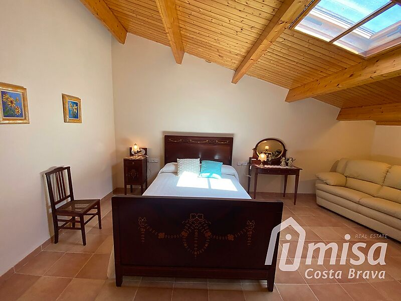 Charming Single-Family Home Perfect for Year-Round Living in Mas Barceló Estate 5 Minutes from the Centre