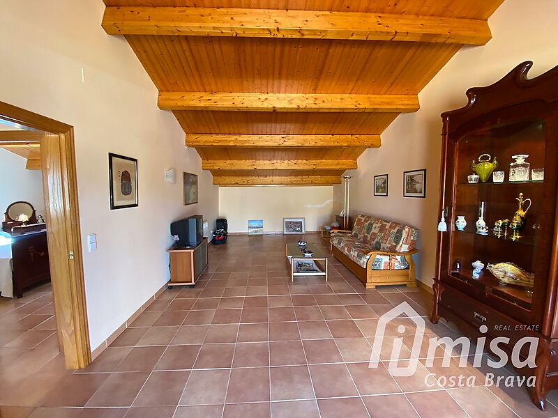 Charming Single-Family Home Perfect for Year-Round Living in Mas Barceló Estate 5 Minutes from the Centre