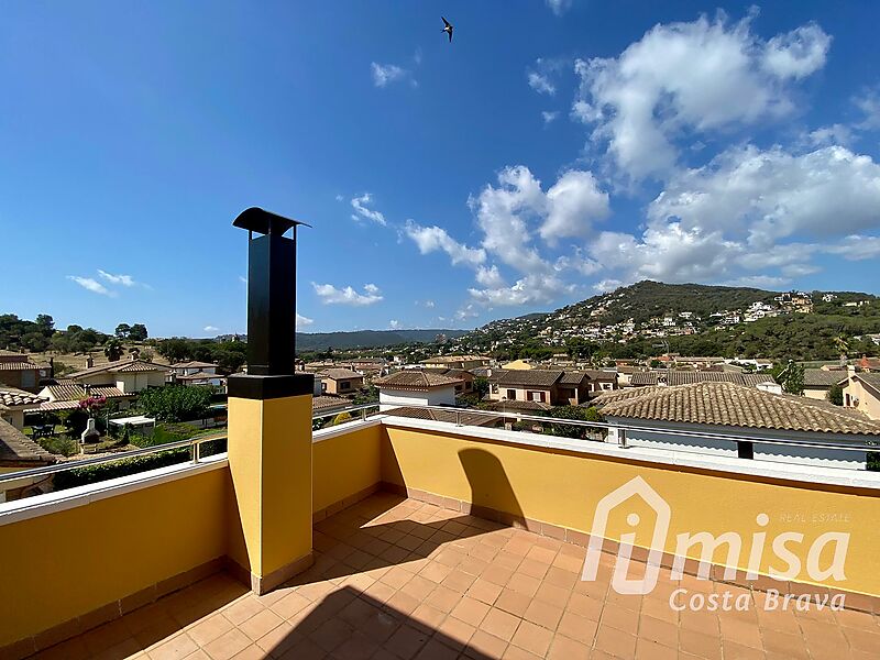 Encantadora casa unifamiliar perfecta para vivir todo el año en urb. Mas Barceló de Calonge