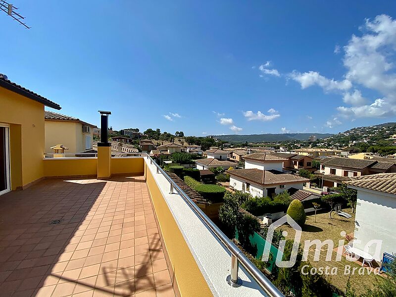 Encantadora casa unifamiliar perfecta para vivir todo el año en urb. Mas Barceló de Calonge