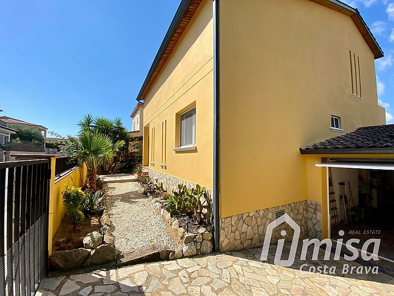 Charming Single-Family Home Perfect for Year-Round Living in Mas Barceló Estate 5 Minutes from the Centre