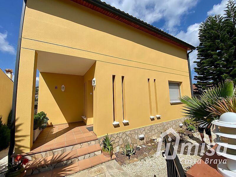 Encantadora casa unifamiliar perfecta per viure tot l'any a urb. Mas Barceló de Calonge