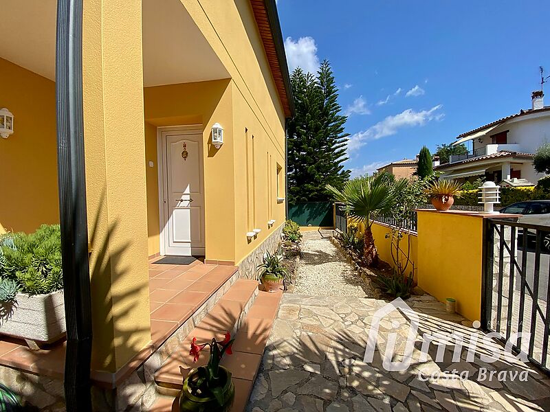 Charming Single-Family Home Perfect for Year-Round Living in Mas Barceló Estate 5 Minutes from the Centre