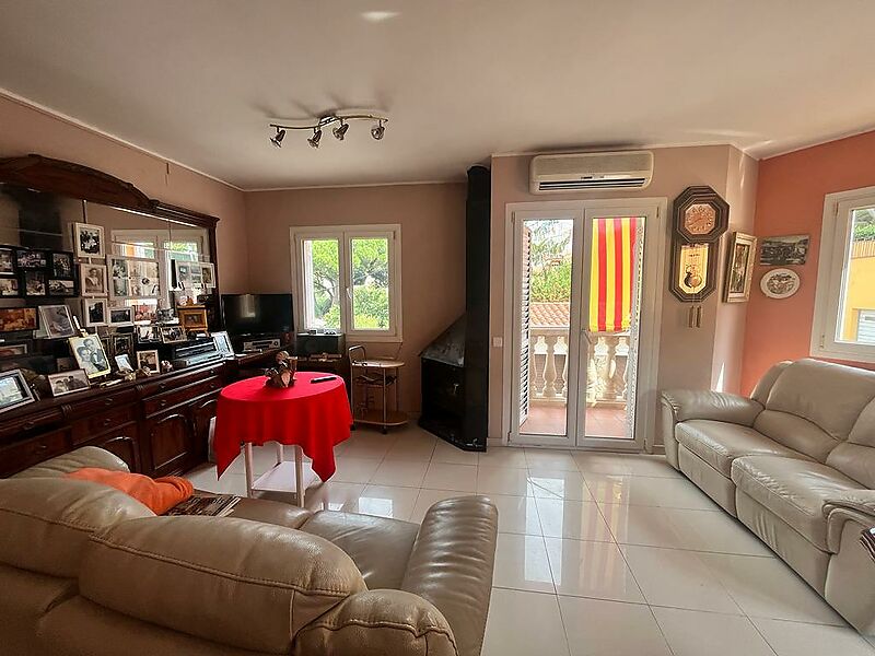 Casa adosada esquinera en venta