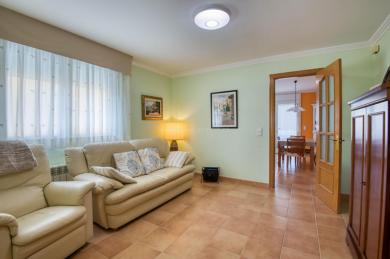 Charming Single-Family Home Perfect for Year-Round Living in Mas Barceló Estate 5 Minutes from the Centre