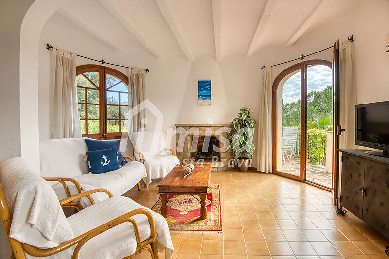 Maison ensoleillée avec vue et beaucoup de terrain sur la Costa Brava