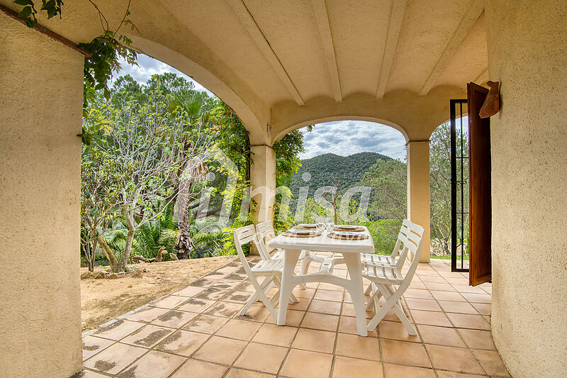 Maison ensoleillée avec vue et beaucoup de terrain sur la Costa Brava