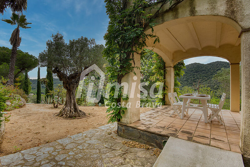 Sunny house with views and lots of land in Costa Brava
