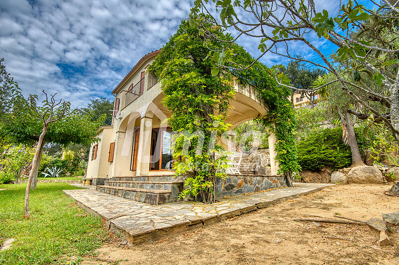 Дом с уютным садом и панорамным видом в Калонже, Коста Брава