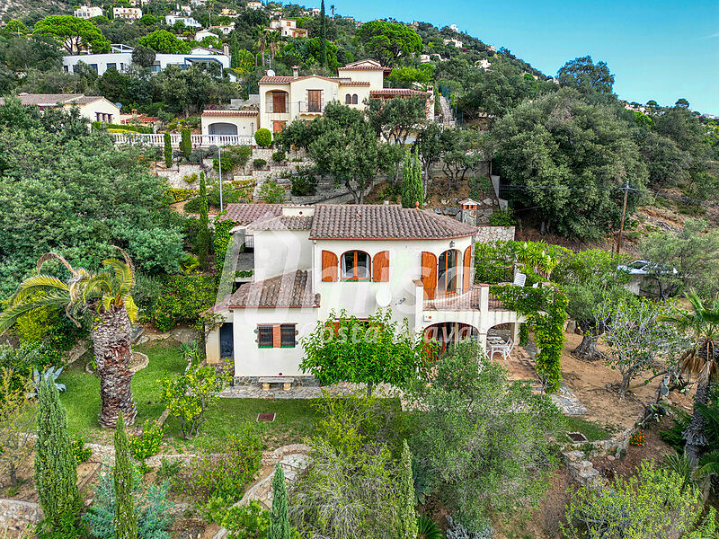 Maison ensoleillée avec vue et beaucoup de terrain