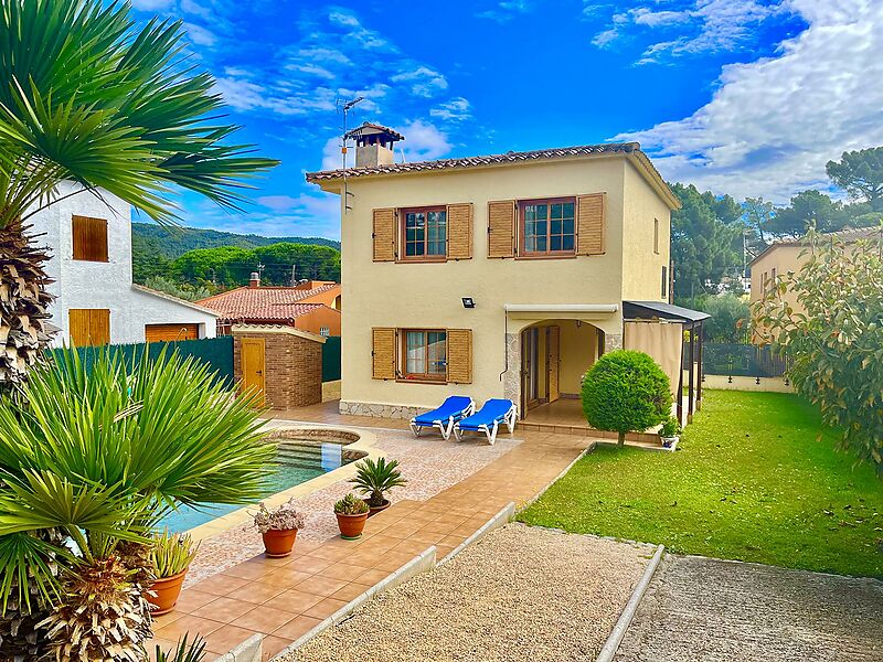 Detached house with garden and pool, 4 double bedrooms.