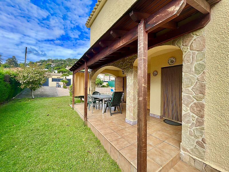 Detached house with garden and pool, 4 double bedrooms.