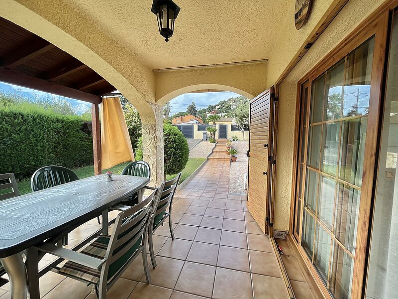 Detached house with garden and pool, 4 double bedrooms.