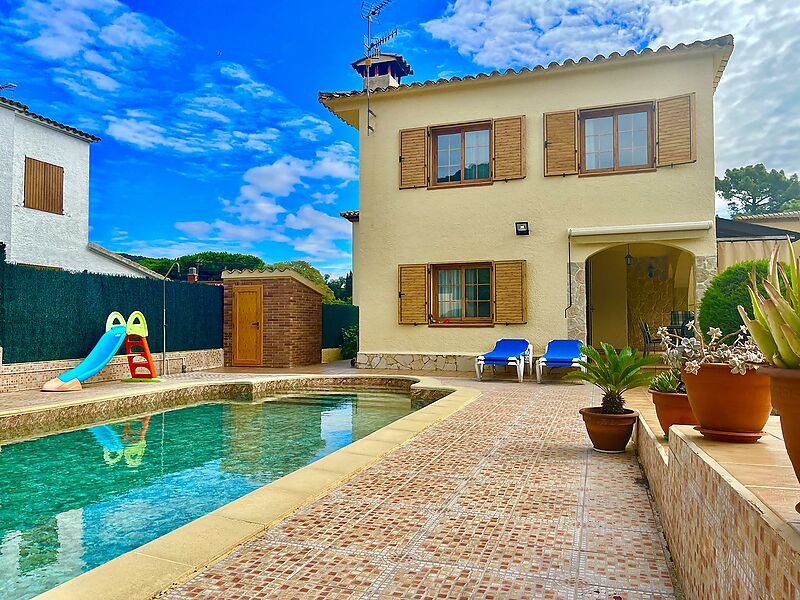 Detached house with garden and pool, 4 double bedrooms.