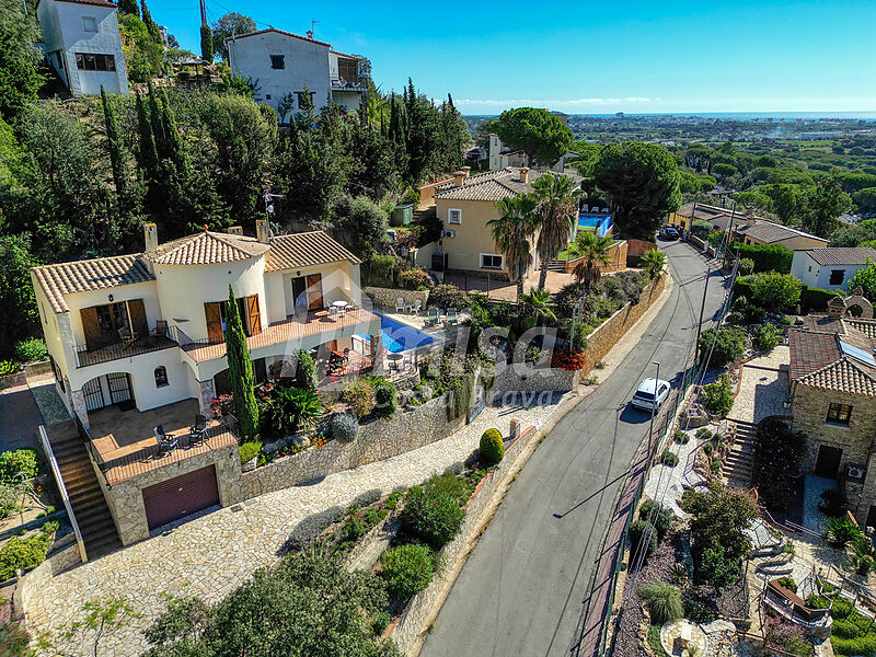 Vos rêves deviennent réalité : Maison méditerranéenne avec vue et piscine à Calonge