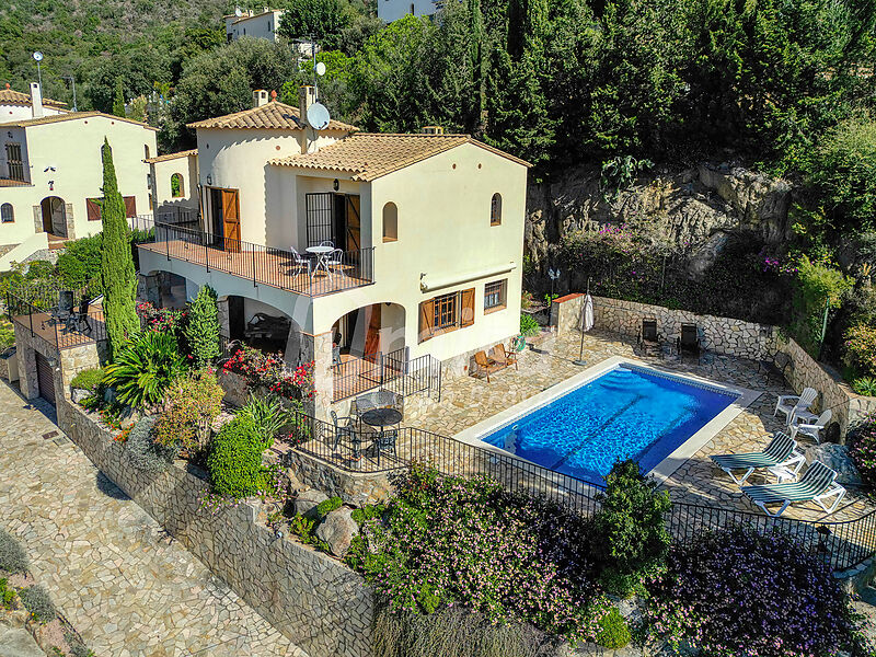 Vos rêves deviennent réalité : Maison méditerranéenne avec vue et piscine à Calonge