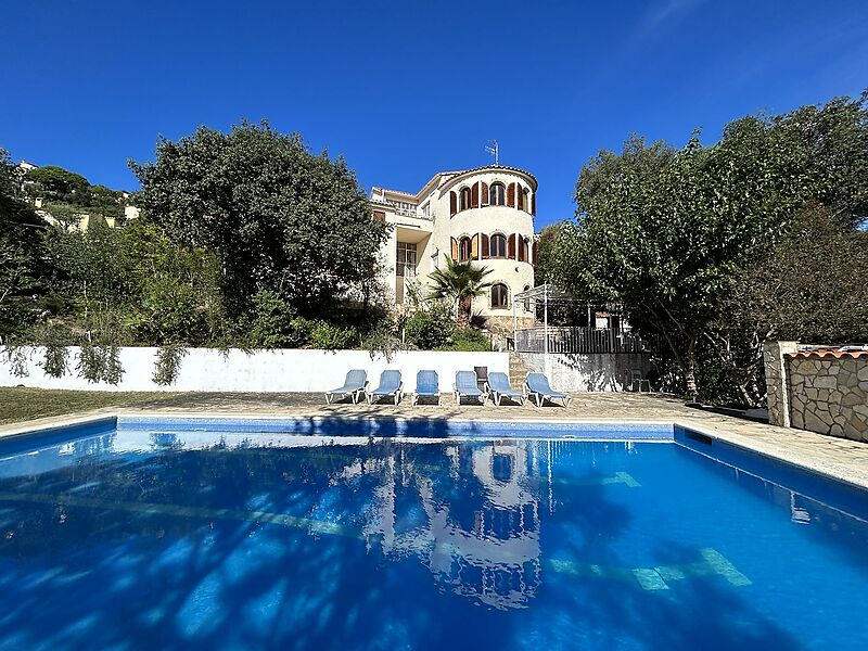 Casa torre de 3 plantas con gran piscina 6x12m