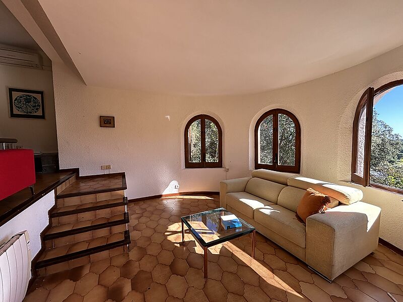Casa torre de 3 plantas con gran piscina 6x12m