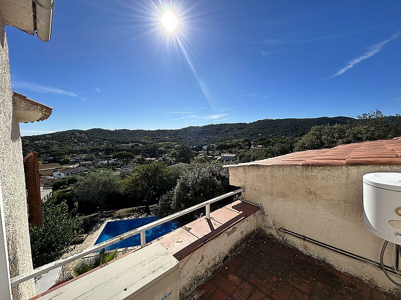 Casa torre de 3 plantas con gran piscina 6x12m