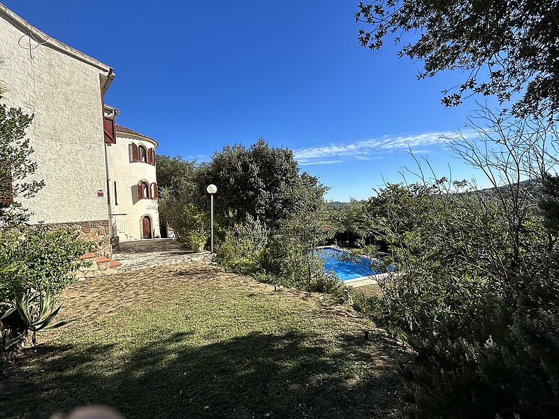 Casa torre de 3 plantas con gran piscina 6x12m