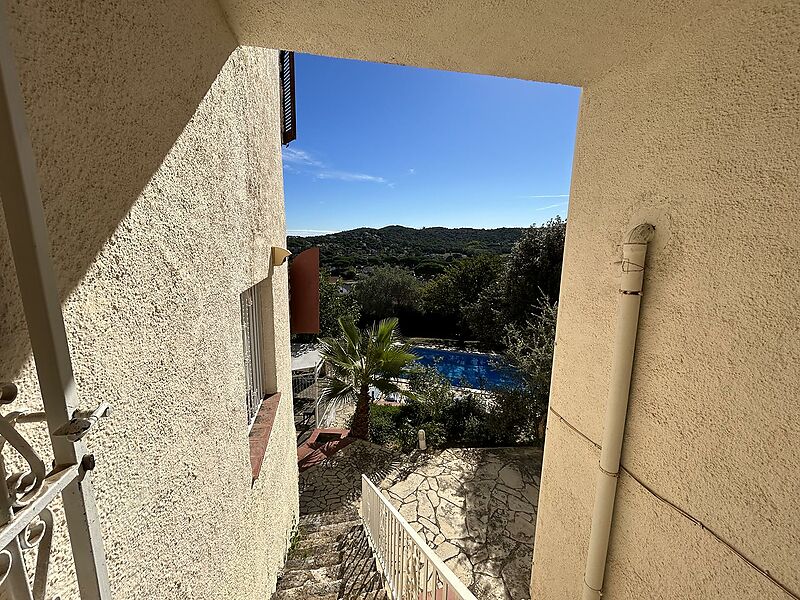 Casa torre de 3 plantas con gran piscina 6x12m