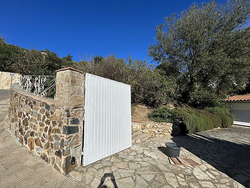 Casa torre de 3 plantas con gran piscina 6x12m