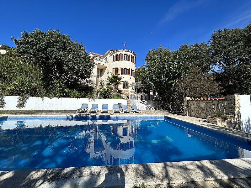 3-story tower house with large 6x12m pool